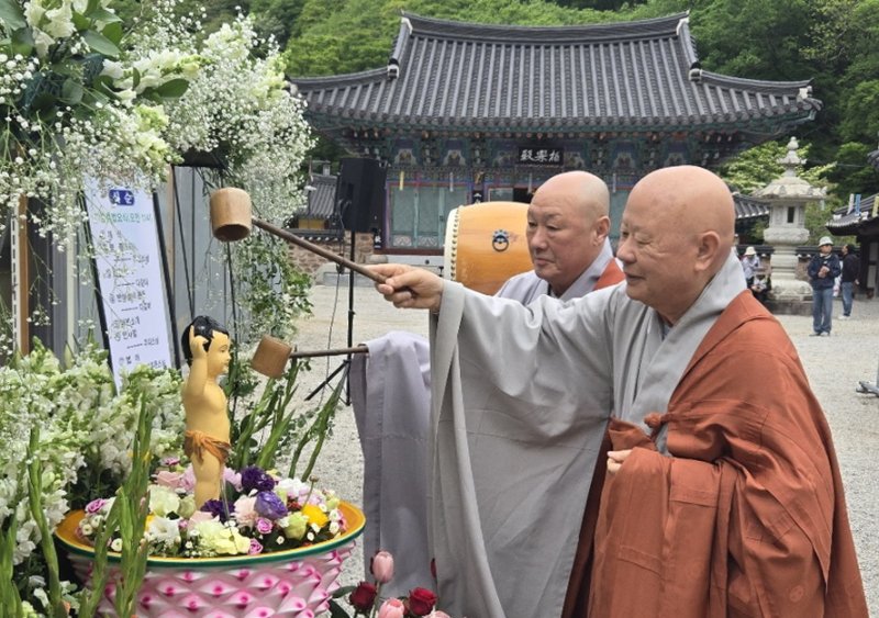 [정읍=뉴시스] 김종효 기자 = 5일, 불기 2569년 '부처님오신날' 봉축법요식이 열린 전북 정읍 내장사, 내장사 대우 큰스님(앞)과 대원 주지스님(뒤)이 관불을 하고 있다. 2025.05.05. kjh6685@newsis.com