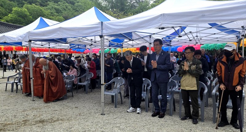 [정읍=뉴시스] 김종효 기자 = 5일, 불기 2569년 '부처님오신날' 봉축법요식이 열린 전북 정읍 내장사, 사찰 스님들과 참석한 신도들이 '삼귀의'를 봉독하고 있다. 2025.05.05. kjh6685@newsis.com