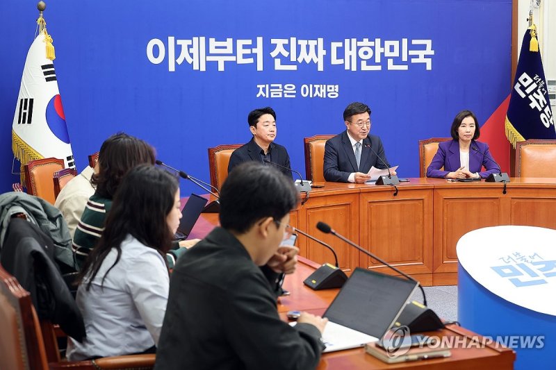 기자간담회 하는 윤호중 총괄선대본부장 (출처=연합뉴스)