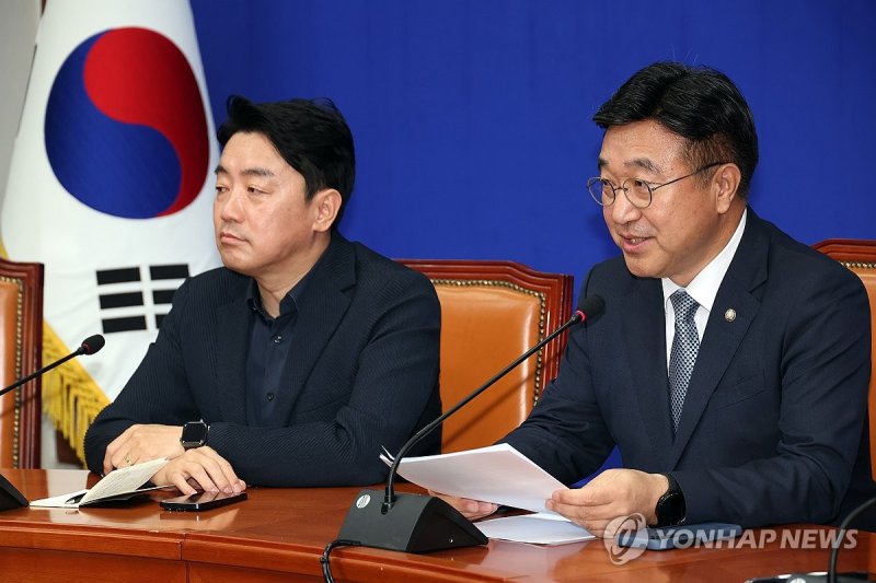 기자간담회 하는 윤호중 총괄선대본부장 (출처=연합뉴스)