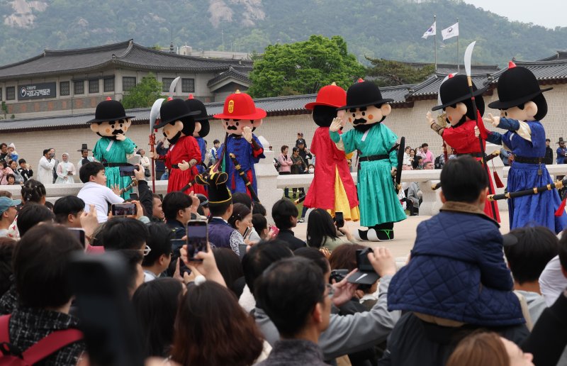 [서울=뉴시스] 조수정 기자 = 103주년 어린이날인 5일 서울 종로구 경복궁 광화문 월대에서 어린이와 가족, 관광객들이 수문장 어린이날 특별행사로 열린 인형탈 파수의식을 관람하고 있다. 2025.05.03. chocrystal@newsis.com