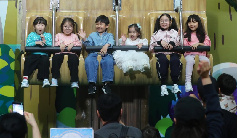 [서울=뉴시스] 김혜진 기자 = 어린이날인 5일 서울 송파구 롯데월드에 어린이 방문객들이 놀이기구를 타고 있다. 2025.05.05. jini@newsis.com