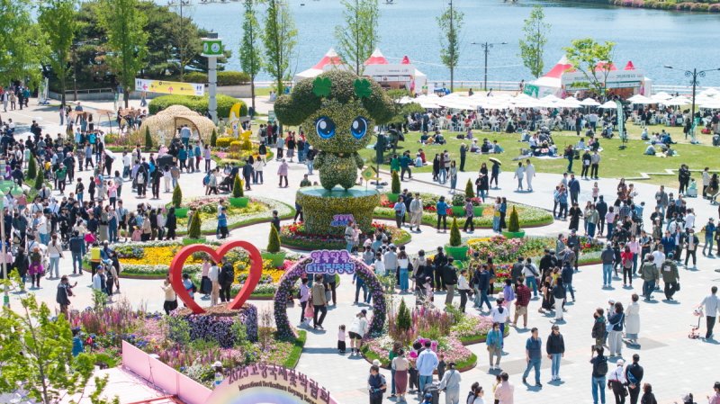 5일 '2025 고양국제꽃박람회'가 열린 일산호수공원 티니핑 조형물 인근에 많은 관람객들이 찾아 어린이날을 보내고 있다. (고양시 제공, 재판매 및 DB금지)