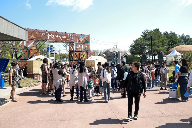 연천 구석기축제 행사장에 많은 가족단위 나들이객들이 모여 입장을 기다리고 있다. (연천군 제공, 재판매 및 DB금지)