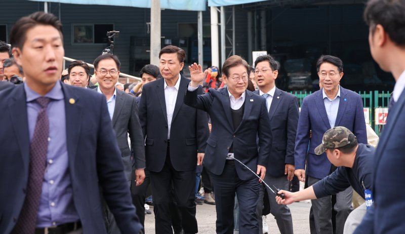 이재명 더불어민주당 대통령 후보가 2차 골목골목 경청투어에 나선 5일 오후 경기 여주시 구양리 마을회관을 찾아 인사하고 있다. 2025.5.5/뉴스1 ⓒ News1 안은나 기자