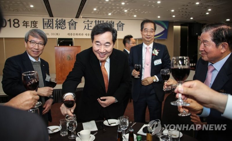 이낙연 전 총리(왼쪽 두 번째)와 한덕수 후보(오른쪽 두 번째) (출처=연합뉴스)