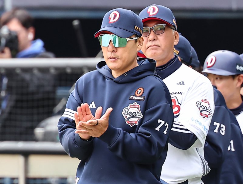 27일 서울 송파구 잠실야구장에서 열린 프로야구 '2025 신한 SOL 뱅크 KBO리그' 롯데 자이언츠와 두산 베어스의 경기, 두산 이승엽 감독이 13대4 승리 후 선수들을 격려하고 있다. 2025.4.27/뉴스1 ⓒ News1 김도우 기자