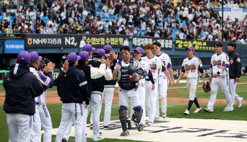 [서울=뉴시스] 김선웅 기자 = 어린이날인 5일 서울 송파구 잠실야구장에서 열린 2025 프로야구 LG 트윈스 vs 두산 베어스의 경기, 5-2로 LG에 승리를 거둔 두산 선수들이 자축하고 있다. 2025.05.05. mangusta@newsis.com