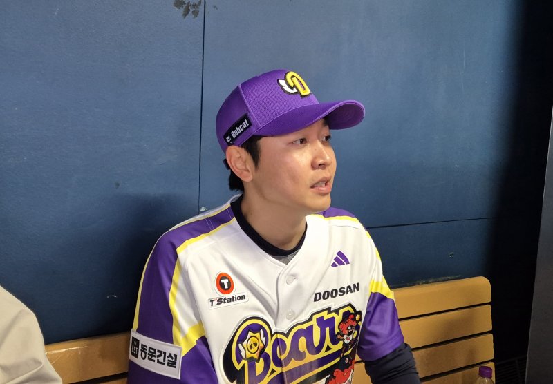 [서울=뉴시스] 문채현 기자 = 프로야구 두산 베어스 정수빈이 5일 서울 잠실구장에서 열린 2025 신한 쏠뱅크 KBO리그 LG 트윈스와의 경기에서 5-2 승리를 거둔 뒤 취재진과 인터뷰를 하고 있다. 2025.05.05. dal@newsis.com *재판매 및 DB 금지