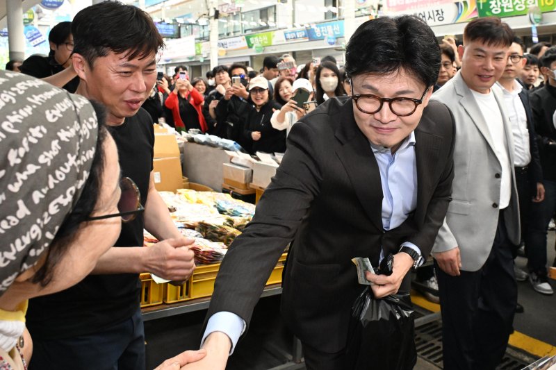 [창원=뉴시스] 차용현 기자 = 2일 오전 한동훈 제21대 대통령 선거 국민의힘 경선 후보가 경남 창원시 마산어시장을 찾아 물건을 구매하고 있다. 2025.05.02.con@newsis.com