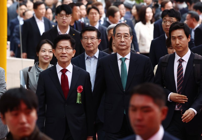김문수 국민의힘 대통령 후보(앞줄 왼쪽)와 한덕수 무소속 대통령 선거 예비후보가 5일 오전 서울 종로구 조계사에서 열린 불기 2569년 부처님오신날 봉축법요식에 참석하고 있다. 2025.5.5/뉴스1 ⓒ News1 김민지 기자