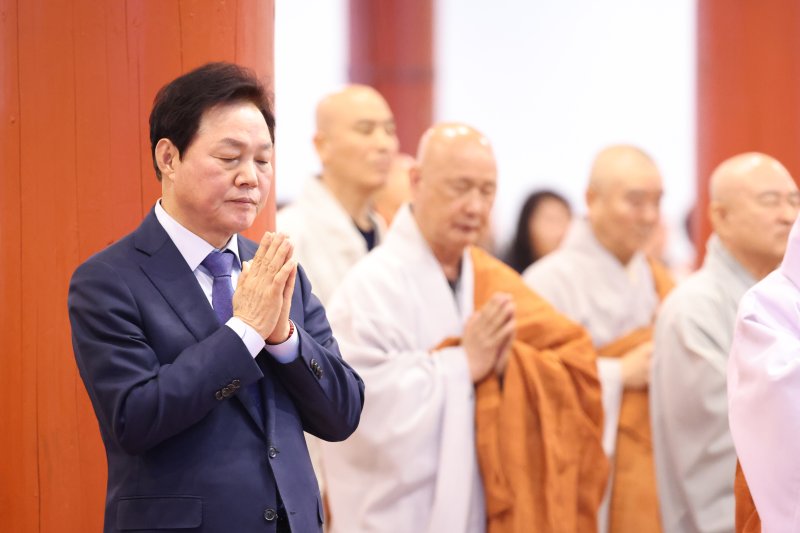 [양산=뉴시스]박완수 경남도지사가 부처님 오신 날인 5일 오전 양산 통도사 봉축법요식에 참석해 합장하고 있다.(사진=경남도 제공) 2025.05.05.photo@newsis.com