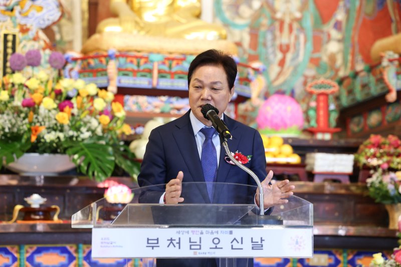 [합천=뉴시스]박완수 경남도지사가 부처님 오신 날인 5일 오후 합천 해인사 봉축법요식에 참석해 축사를 하고 있다.(사진=경남도 제공) 2025.05.05.photo@newsis.com