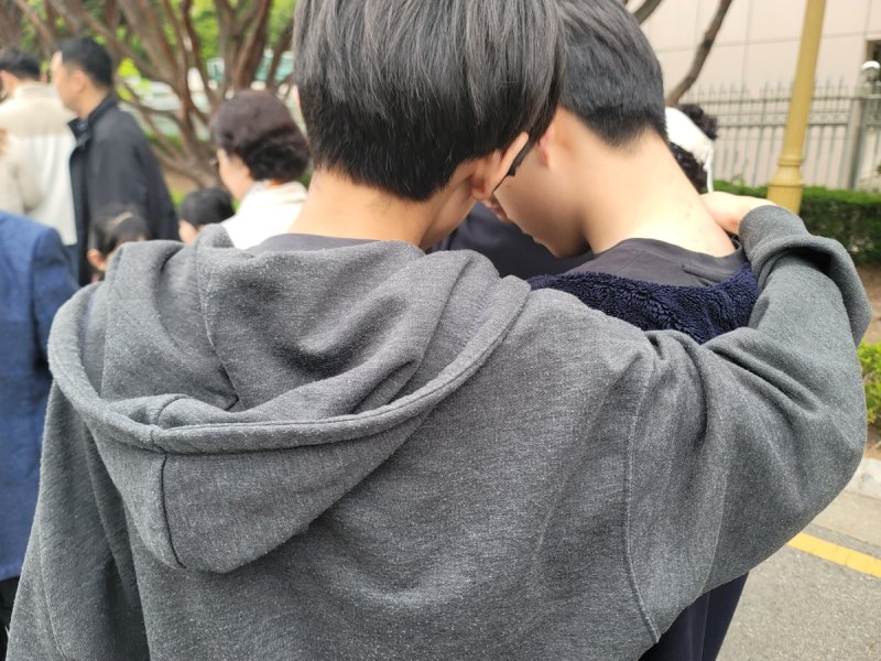 게임하는 태환이(오른쪽)와 응원하는 영진이 (출처=연합뉴스)