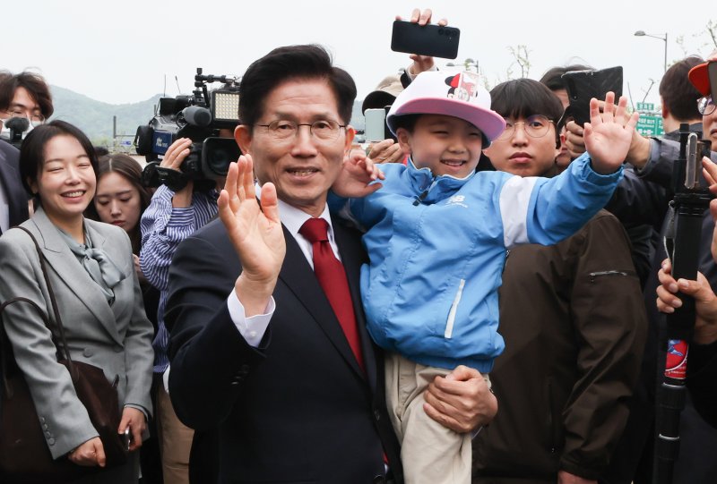 어린이를 안고 있는 金 김문수 국민의힘 대선 후보가 5일 어린이날을 맞아 서울 종로구 광화문광장 육조마당에서 열린 가족동행 축제 '펀펀한 광화문광장'을 방문해 어린아이를 안아주고 있다. 뉴스1