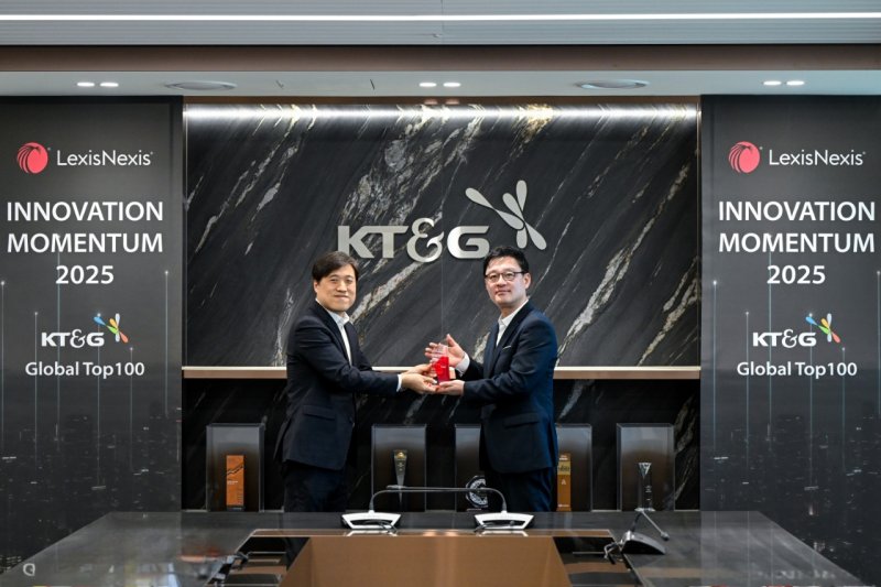 한정호 KT&G NGP개발센터장(오른쪽)이 최근 글로벌 지식재산권 솔루션 기업인 렉시스넥시스의 안형진 한국영업대표로부터 '글로벌 100대 혁신기업'상을 받고 기념촬영을 하고 있다. KT&G는 렉시스넥시스가 꼽은 글로벌 100대 혁신기업에 3년 연속 선정됐다. KT&G 제공
