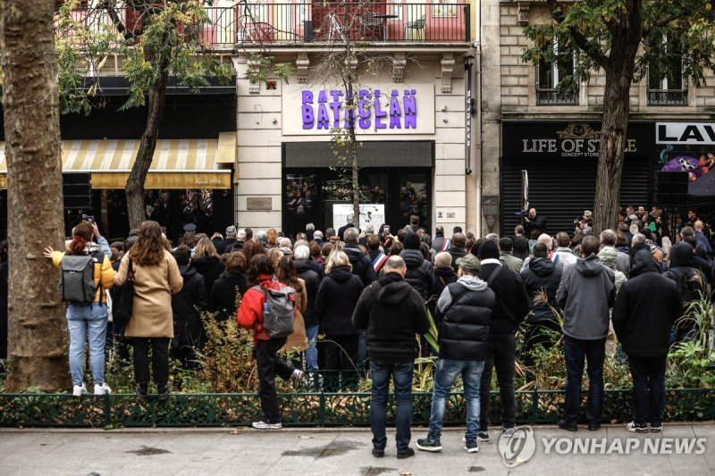 테러 피해자 추모하는 프랑스 파리 시민들 (출처=연합뉴스)