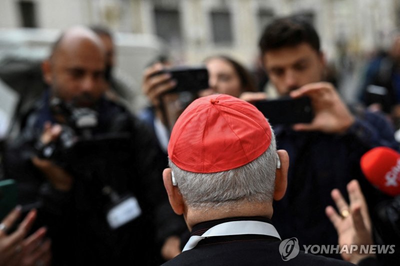 취재진에 둘러싸인 한 추기경 (출처=연합뉴스)
