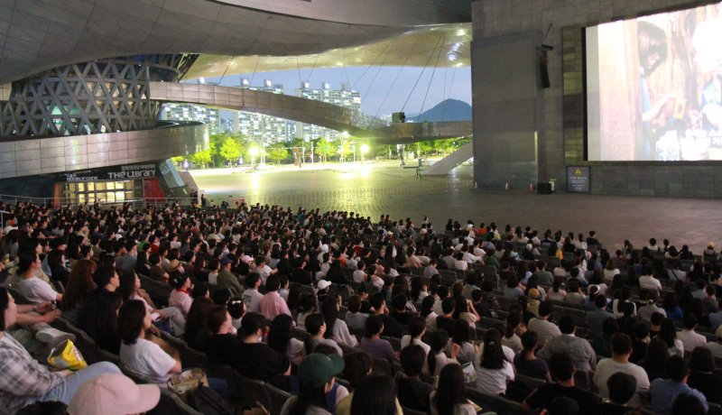지난해 영화의전당에서 진행됐던 '2024 야외상영회' 현장. 영화의전당 제공