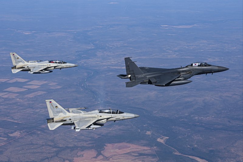 피치블랙 훈련에 참가한 한국 공군 F-15K와 필리핀 공군 FA-50PH가 지난해 8월 31일 호주 다윈기지 상공에서 우정비행을 하고 있다. KAI 제공