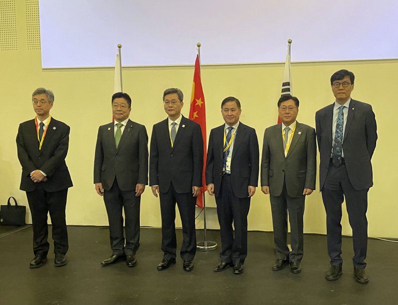 제25차 한일중 재무장관·총재회의가 4일(현지시간) 오전 이탈리아 밀라노에서 개최됐다. 왼쪽부터 히미노 일본은행(BOJ) 부총재, 카토 일본 재무장관, 란 포안 중국 재무장관, 판궁성 중국 인민은행(PBC) 총재, 최지영 기획재정부 차관보, 이창용 한국은행 총재. 한국은행 제공