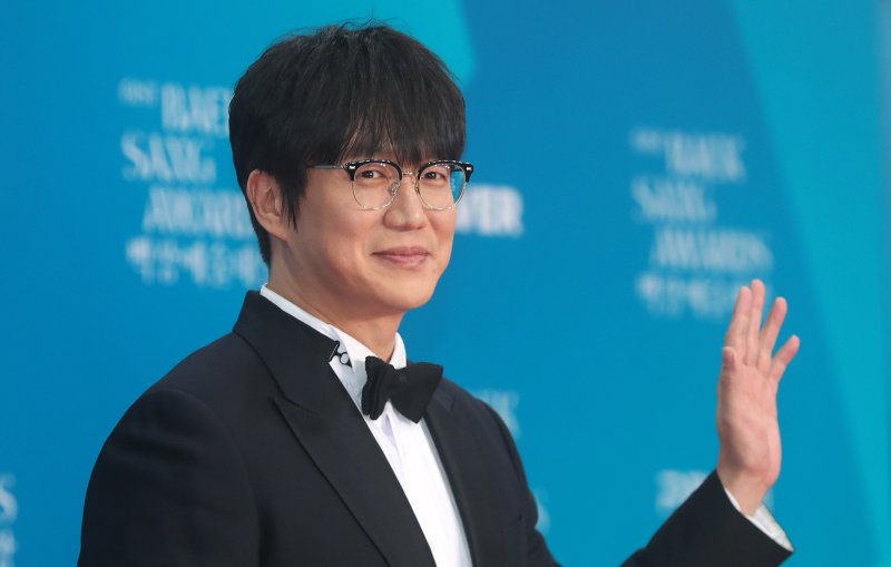 지난 5월 가수 성시경이 서울 강남구 코엑스에서 열린 제61회 백상예술대상 시상식에서 포즈를 취하고 있다. 뉴시스