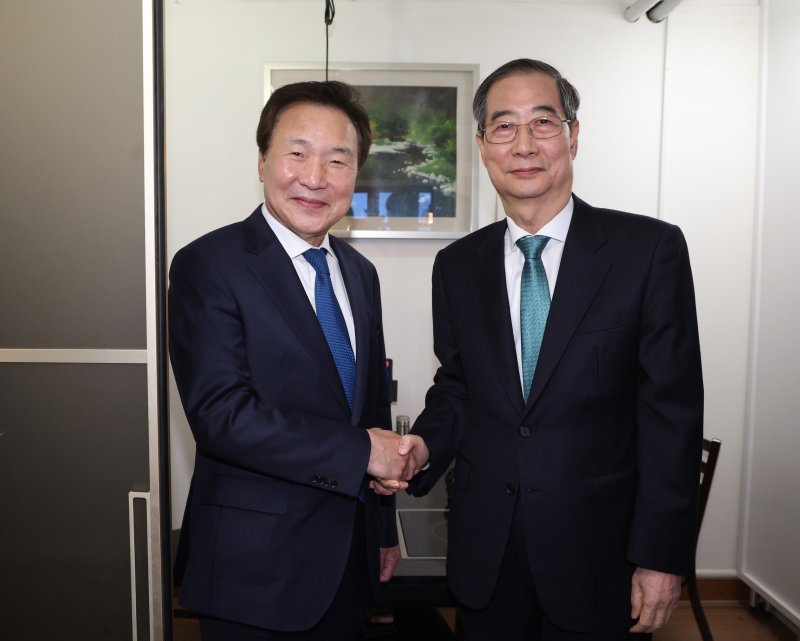 한덕수 무소속 대통령 선거 예비 후보와 손학규 전 민주당 대표가 5일 서울 종로구의 한 식당에서 만찬 회동을 갖기 전 인사를 나누고 있다. (공동취재) 2025.5.5/뉴스1 ⓒ News1 박세연 기자