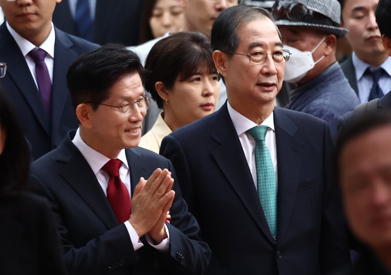 김문수 국민의힘 대통령 후보(왼쪽)와 한덕수 무소속 대통령 선거 예비후보가 5일 오전 서울 종로구 조계사에서 열린 불기 2569년 부처님오신날 봉축법요식에 참석하고 있다. 2025.5.5/뉴스1 ⓒ News1 김민지 기자