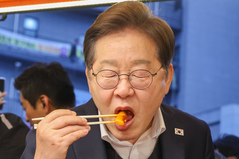 이재명 더불어민주당 대통령 후보가 2차 골목골목 경청투어에 나선 5일 오후 충북 진천군의 혁신도시 상가를 찾아 떡볶이를 먹고 있다. 2025.5.5/뉴스1 ⓒ News1 안은나 기자