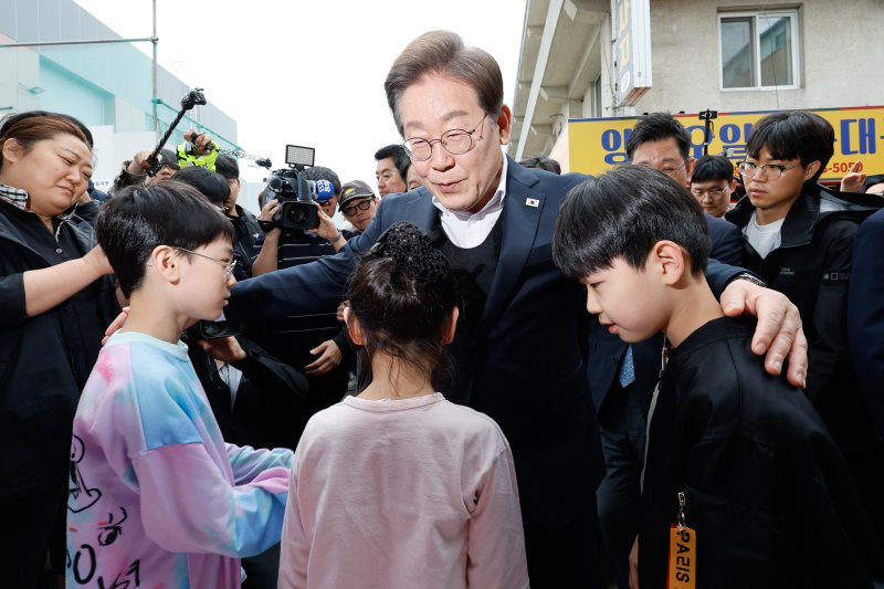 이재명 더불어민주당 대통령 후보가 2차 골목골목 경청투어에 나선 5일 오후 경기 양평군 양평시장의 문구점 앞에서 어린이들과 인사하고 있다. 2025.5.5/뉴스1 ⓒ News1 안은나 기자