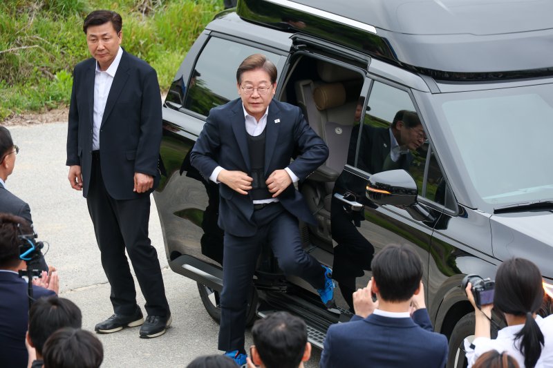 이재명 더불어민주당 대통령 후보가 2차 골목골목 경청투어에 나선 5일 오후 경기 여주시 구양리 태양광 시설을 찾아 차에서 내리고 있다. 2025.5.5/뉴스1 ⓒ News1 안은나 기자