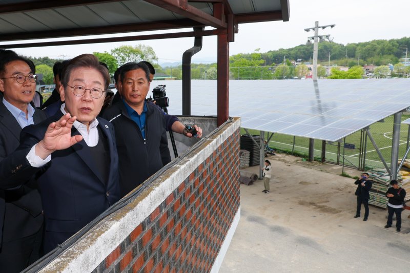 이재명 더불어민주당 대통령 후보가 2차 골목골목 경청투어에 나선 5일 오후 경기 여주시 구양리를 찾아 태양광 시설을 둘러보고 있다. 2025.5.5/뉴스1 ⓒ News1 안은나 기자