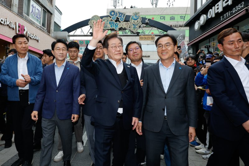 이재명 더불어민주당 대통령 후보가 2차 골목골목 경청투어에 나선 5일 오후 경기 양평군 양평시장에 도착해 인사하고 있다. 2025.5.5/뉴스1 ⓒ News1 안은나 기자