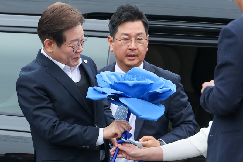 이재명 더불어민주당 대통령 후보가 2차 골목골목 경청투어에 나선 5일 오후 경기 여주시 구양리 마을회관을 찾아 지지자로부터 파란 장미 종이꽃을 선물받고 있다. 2025.5.5/뉴스1 ⓒ News1 안은나 기자