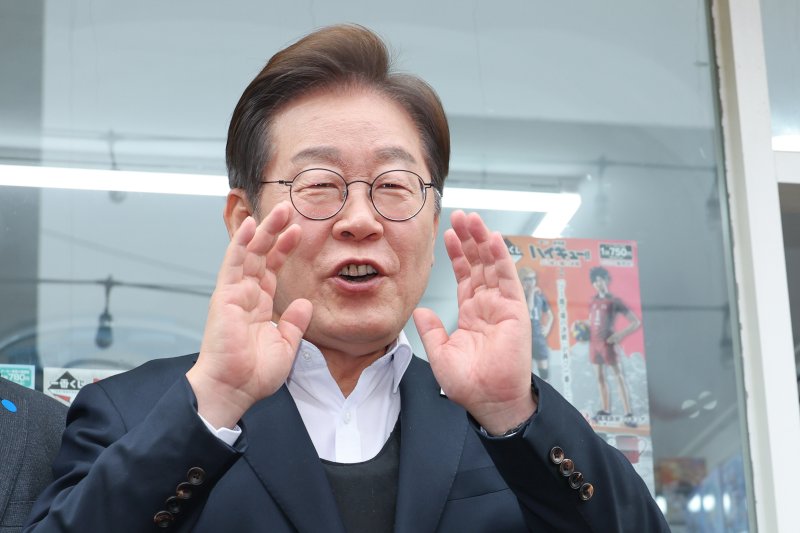 이재명 더불어민주당 대통령 후보가 2차 골목골목 경청투어에 나선 5일 오후 경기 양평군 양평시장에서 즉흥 연설하고 있다. 2025.5.5/뉴스1 ⓒ News1 안은나 기자