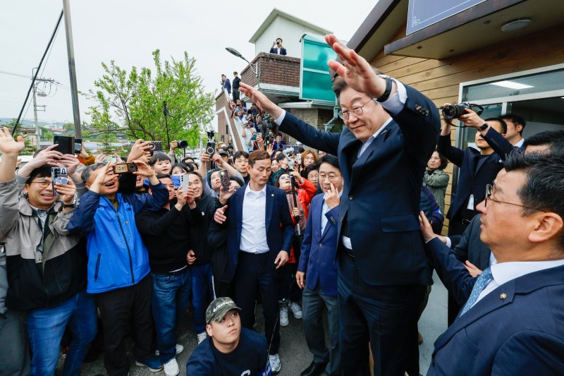 이재명 더불어민주당 대통령 후보가 2차 골목골목 경청투어에 나선 5일 오후 경기 여주시 구양리 마을회관을 찾아 즉흥 연설을 하기 전 인사하고 있다. 2025.5.5/뉴스1 ⓒ News1 안은나 기자