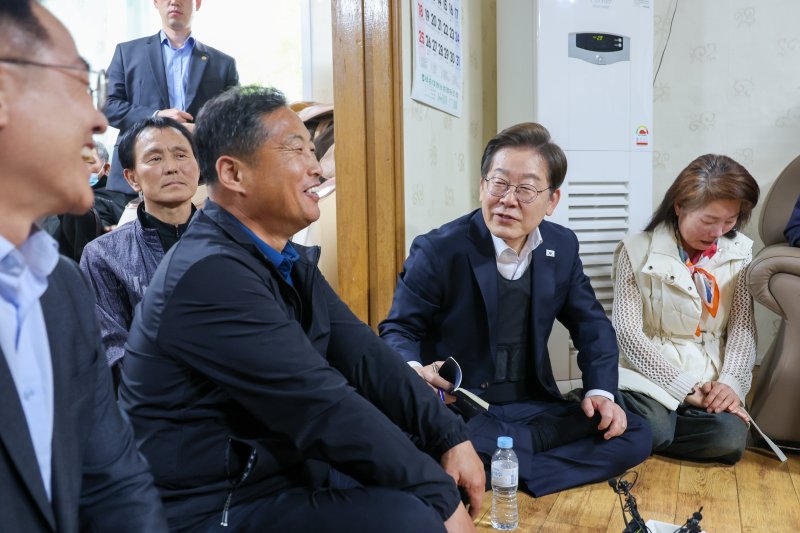 이재명 더불어민주당 대통령 후보가 2차 골목골목 경청투어에 나선 5일 오후 에너지 자립마을인 경기 여주시 구양리를 찾아 마을회관에서 주민들과 간담회를 하고 있다. 2025.5.5/뉴스1 ⓒ News1 안은나 기자