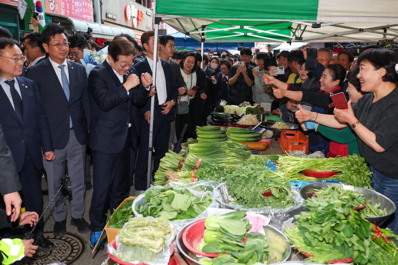 이재명 더불어민주당 대통령 후보가 2차 골목골목 경청투어에 나선 5일 오후 충북 음성군 무극시장을 찾아 상인들을 격려하고 있다. 2025.5.5/뉴스1 ⓒ News1 안은나 기자