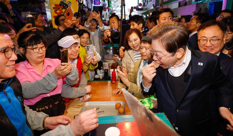 이재명 더불어민주당 대통령 후보가 2차 골목골목 경청투어에 나선 5일 오후 충북 음성군 무극시장을 찾아 꽈배기를 시식하고 있다. 2025.5.5/뉴스1 ⓒ News1 안은나 기자