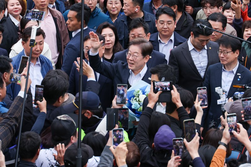 이재명 더불어민주당 대통령 후보가 2차 골목골목 경청투어에 나선 5일 오후 충북 음성군 무극시장을 찾아 인사하고 있다. 2025.5.5/뉴스1 ⓒ News1 안은나 기자