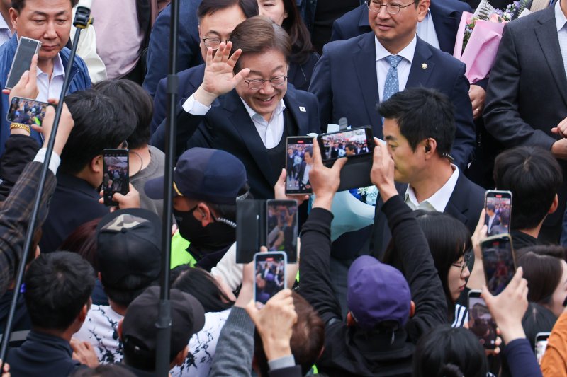 이재명 더불어민주당 대통령 후보가 2차 골목골목 경청투어에 나선 5일 오후 충북 음성군 무극시장을 찾아 인사하고 있다. 2025.5.5/뉴스1 ⓒ News1 안은나 기자