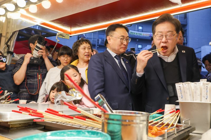 이재명 더불어민주당 대통령 후보가 2차 골목골목 경청투어에 나선 5일 오후 충북 진천군의 혁신도시 상가를 찾아 떡볶이를 먹고 있다. 2025.5.5/뉴스1 ⓒ News1 안은나 기자