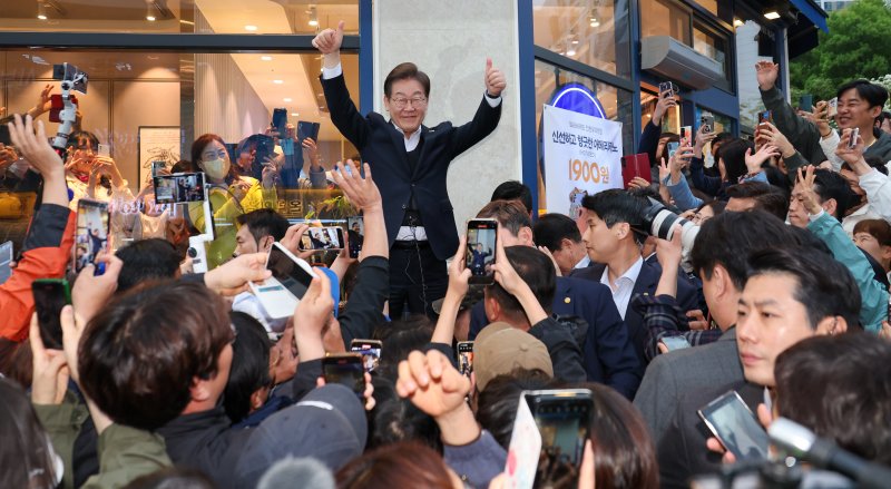 이재명 더불어민주당 대통령 후보가 2차 골목골목 경청투어에 나선 5일 오후 충북 진천군의 혁신도시 상가를 찾아 즉흥 연설에 앞서 인사하고 있다. 2025.5.5/뉴스1 ⓒ News1 안은나 기자