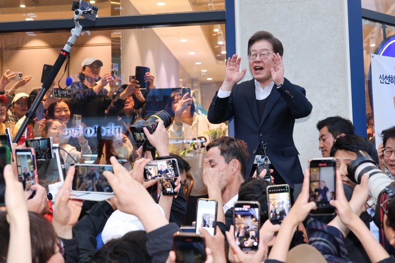 이재명 더불어민주당 대통령 후보가 2차 골목골목 경청투어에 나선 5일 오후 충북 진천군의 혁신도시 상가를 찾아 즉흥 연설을 하고 있다. 2025.5.5/뉴스1 ⓒ News1 안은나 기자