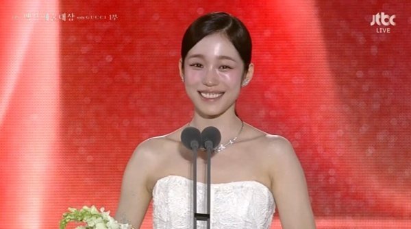 노윤서, 영화 부문 신인상 쾌거…수어로 자기소개 [61회 백상]