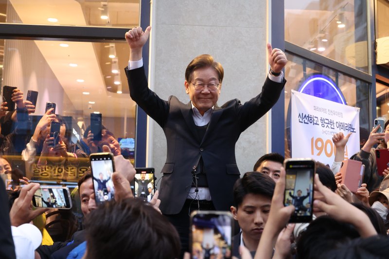 [진천=뉴시스] 조성봉 기자 = 민심을 청취하는 '경청 투어'에 나선 이재명 더불어민주당 대선후보가 5일 충북 진천군 혁신도시 거리에서 시민들에게 인사하고 있다.2025.05.05. suncho21@newsis.com