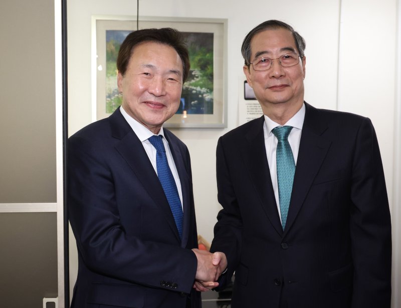 한덕수 무소속 대통령 선거 예비 후보와 손학규 전 민주당 대표가 5일 서울 종로구의 한 식당에서 만찬 회동을 갖기 전 인사를 나누고 있다. (공동취재) 2025.5.5/뉴스1 ⓒ News1 박세연 기자