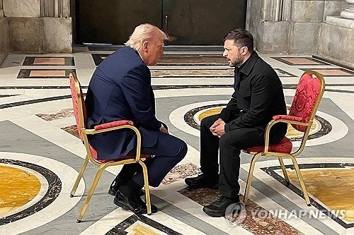 교황 장례식에서 마주 앉은 트럼프 대통령과 젤렌스키 대통령 (출처=연합뉴스)