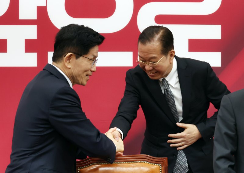 [서울=뉴시스] 고승민 기자 = 국민의힘 권영세 비대위원장과 김문수 대선 후보가 4일 서울 여의도 국회에서 열린 선거대책위원회에서 인사를 나누고 있다. 2025.05.04. kkssmm99@newsis.com