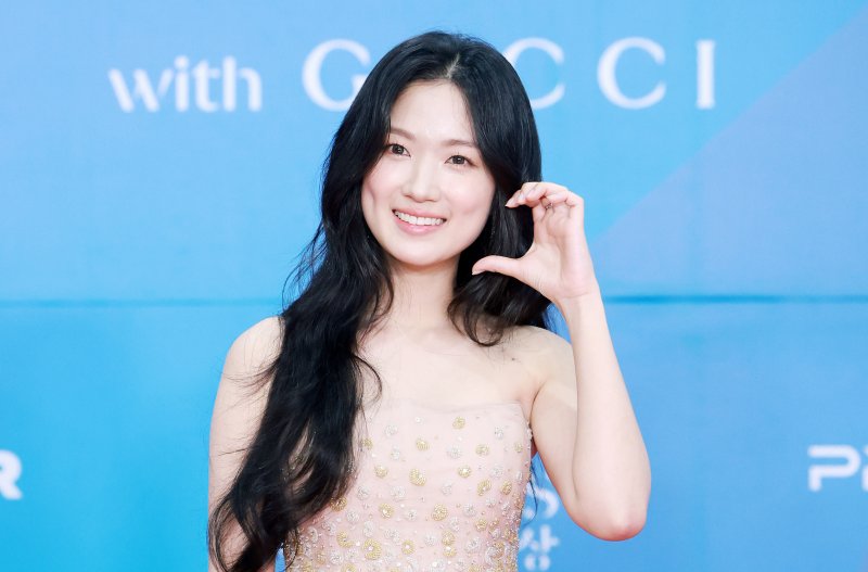 배우 김혜윤이 어린이날인 5일 오후 서울 강남구 코엑스에서 열린 '61회 백상예술대상' 레드카펫에서 포즈를 취하고 있다. 2025.5.5/뉴스1 ⓒ News1 김진환 기자